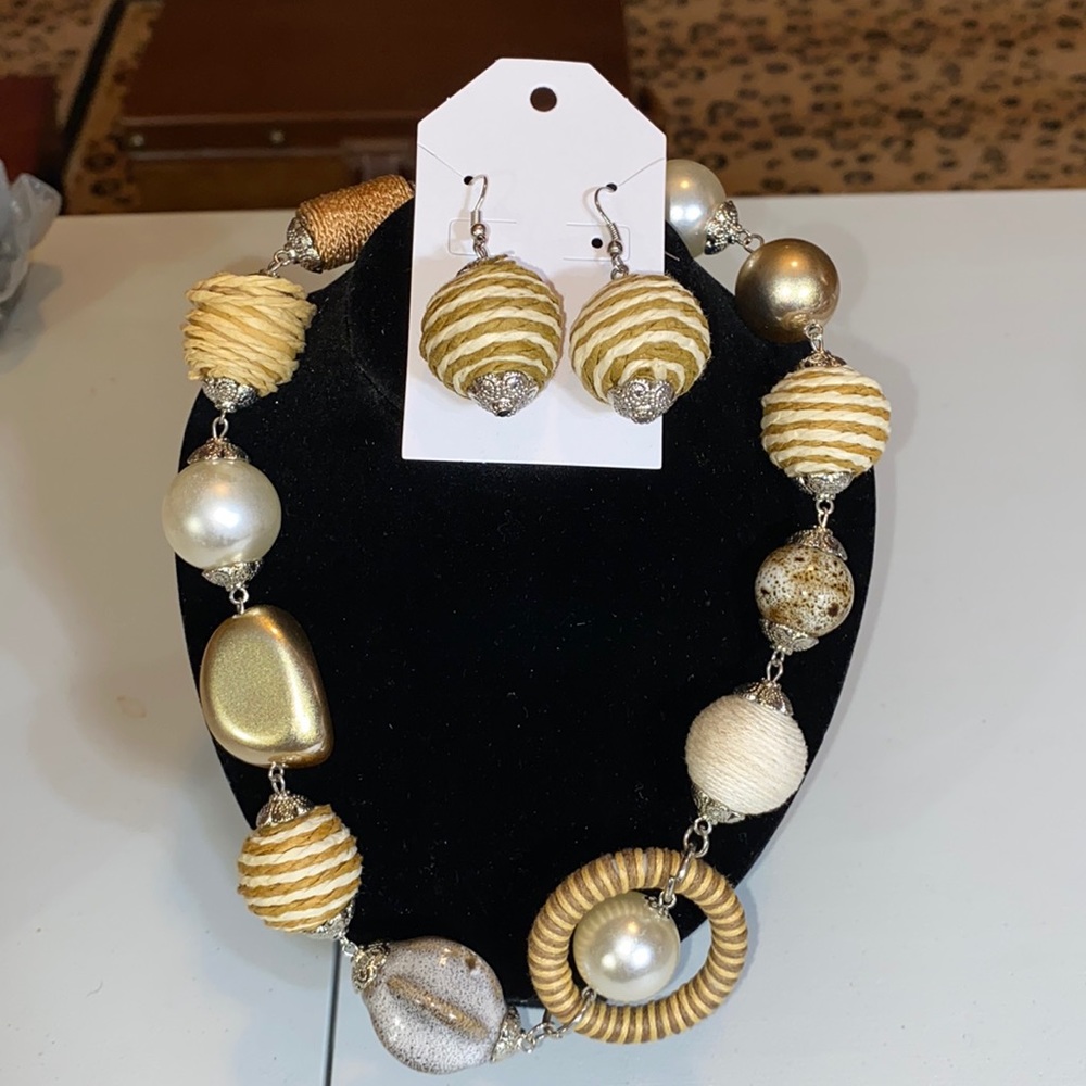 🎄NWT Boho beach themed necklace and earrings set adjustable length